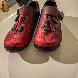 Gently used Size 44 Shimano Men's XC702 Bike Shoe